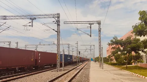 A container train at New Phulera beside the platform